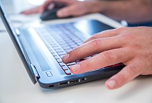 Mann schreibt an einem Laptop - Christin Klose/dpa-tmn