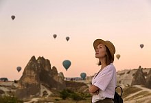 Person steht vor einer Landschaftskulisse in der Türkei - Konstantin Trubavin/Westend61/dpa-tmn