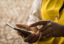 Person tippt auf einem Smartphone - Christin Klose/dpa-tmn