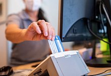 Versichertenkarte wird eingesteckt - David Inderlied/dpa/dpa-tmn