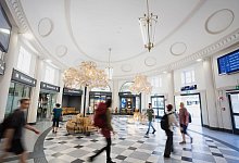 Reisende gehen durch die Vorhalle des Coburger Bahnhofs. - Nicolas Armer/dpa