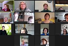 Bei der Videokonferenz erlaubt die Technik kein gemeinsames Singen, aber die LeoAmseln freuen sich dennoch &uuml;ber das Wiedersehen nach langer Zeit. Einen Zuh&ouml;rer (2. von oben, rechts) hatten sie auch. - Screenshot Birgit Kampmann