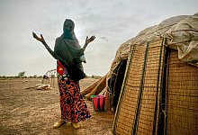 Eine Frau steht neben ihrer Hütte in einer von den Vereinten Nationen unterstützten Siedlung für Binnenflüchtlinge in Burkina Faso. - Giles Clarke/UNOCHA/dpa