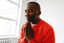 Ein Mann mit gefalteten Händen - Ekaterina Yakunina/Westend61/dpa-tmn