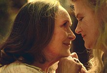 F&uuml;r Nina (Barbara Sukowa, r) ist Madeleine (Martine Chevallier) die Liebe ihres Lebens. - ARD/Degeto/Arte/dpa