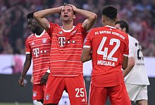 Die Spieler von Bayern M&uuml;nchen hadern mit einer ihrer vergebenen Torchancen: Thomas M&uuml;ller rauft sich die Haare. - Sven Hoppe/dpa