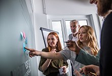 Mehrere Personen an einer Tafel mit Klebezetteln - Christin Klose/dpa Themendienst/dpa-tmn