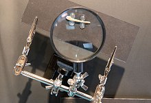 In einer Vitrine im Urgeschichtlichen Museum in Blaubeuren liegt der Knochen eines Schneehuhns unter einer Lupe. Neue Knochenfunde geben Einblick in den Speiseplan der Neandertaler vor rund 65.000 Jahren. - Stefan Puchner/dpa