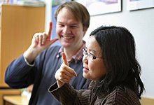 "Stille Nacht": Wipawee und Olaf Kaiser singen die geb&auml;rdensprachliche Version des Weihnachtsliedes.  - Foto: Gerstendorf-Welle