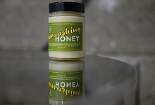 Imker Rico Heinzig - Robert Michael/dpa