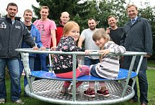 Anwohner errichten Spielplatz - Sandra Castrup