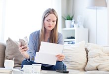 Frau liest einen Zettel - Christin Klose/dpa-tmn