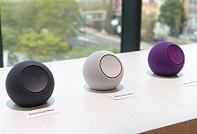 Mehrere Echo Dot Max von Amazon bei der Produktvorstellung - Andrej Sokolow/dpa/dpa-tmn