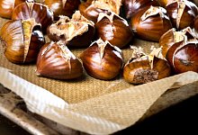 Ger&ouml;stete Maronen liegen auf einem Backblech - Franziska Gabbert/dpa-tmn