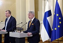 Antti Kaikkonen (l), Verteidigungsminister von Finnland, und Pekka Haavisto, Au&szlig;enminister von Finnland, sprechen auf der Pressekonferenz zu den sicherheitspolitischen Entscheidungen Finnlands im Pr&auml;sidentenpalast. - Heikki Saukkomaa/Lehtikuva/dpa