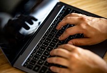 Arbeit am Laptop - Fabian Sommer/dpa