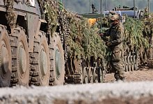 Ein Bundeswehr-Soldat arbeitet an der Tarnung eines Schuetzenpanzer Puma im Rahmen des Nato-Grossmanoevers Steadfast Def - imago/