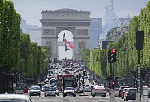 Champs-Elysées mit Blick auf Triumphbogen in Paris - Andrea Warnecke/dpa-tmn