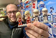 Thorsten Klahold zeigt den Vergleich von neuer, schmalerer Qman-Figur (jeweils links) und dem bisherigen Modell, das von Lego beanstandet wurde. - Jens Reddeker
