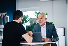 Gespr&auml;ch mit dem Vorgesetzten - Zacharie Scheurer/dpa-tmn