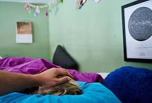 Ein Vater legt seine Hand auf den Kopf eines Kindes - Annette Riedl/dpa/dpa-tmn