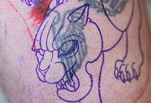 Cover-Up Tattoo für rechtsextreme Tattoos - Rolf Vennenbernd/dpa