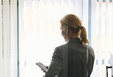 Frau im B&uuml;ro - Foto: Annette Riedl/dpa