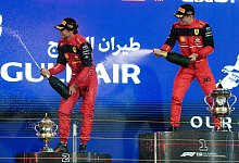 Haben Bahrain-Sieger Charles Leclerc (r) und sein Ferrari-Teamkollege Carlos Sainz auch in Saudi-Arabien Grund zum Feiern? - Hassan Ammar/AP/dpa