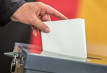 Stimmzettel-Abgabe - dpa