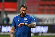 Auch derBlick auf die Uhr bei Cheftrainer Michel Mitch Kniat (Arminia Bielefeld) rettet Bielefeld nicht den Sieg. Mit de - IMAGO/Eibner
