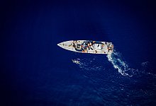 Ein Boot der K&uuml;stenwache begleitet Extremschwimmer Andr&eacute; Wiersig w&auml;hrend eines Testschwimmens vor der Seychelleninsel La Digue. - Dennis Daletzki