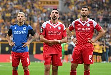 Mannschaft von Arminia Bielefeld frustriert nach dem Abpfiff, Can Oezkan (DSC Arminia Bielefeld) li., Nassim Boujellab ( - IMAGO/Eibner