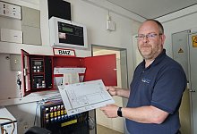 Benjamin Brinkmeyer leitet die Feuerwehr Lage. Zu &Uuml;bungszwecken ist eine Brandmeldeanlage installiert worden. in dem Schrank sind auch die Geb&auml;udepl&auml;ne hinterlegt. - Astrid Sewing