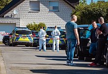 Ermittler der Spurensicherung untersuchen die Einsatzstelle, um das Geschehen rekonstruieren zu k&ouml;nnen. - Freitag TV