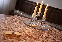 Der Tisch im Trauzimmer ist mit Kerzen und Herzen aus Birkenholz geschm&uuml;ckt. Auf der Sitzbank stehen Teelichter. - Anne Neul