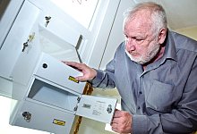 Klaus Zielke schaut enttäuscht in seinen Briefkasten. Der ist leer – wie so oft in den vergangenen Wochen. - Barbara Franke