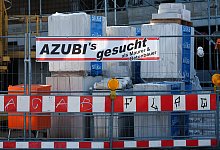 Suche nach Auszubildenden im Handwerk - picture alliance