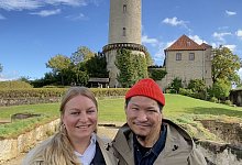 Das Brandopfer Kohai Matsumoto und seine Verlobte Sibylle Herden und auf der Sparrenburg. Kohai las hier beim "Bubble"-Festival aus japanischen Märchen vor. - Heimo Stefula