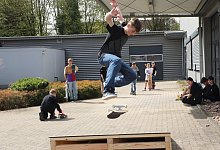 Leon Klippenstein zeigt auf einer bereits fertigen Rampe einen Sprung auf seinem Skateboard. - Birgit Guhlke