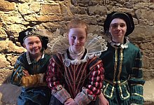 verkleiden-fototermin-im-schloss-copyright-weserrenaissance-museum-schloss-brake_herrmann - WRM/Herrmann