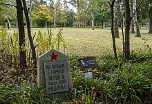 Befreiung des Kriegsgefangenenlagers Stalag326 vor 75 Jahren Gesellschaft: Geschichte, Zweiter Weltkrieg: Grabstein auf - imago images/Kirchner-Media