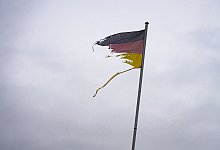 Deutsche Fahne verschlissen - picture alliance/dpa