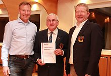 Die Urkunde beweist es: Norbert Ende (Mitte) ist nun Ehrenvorsitzender. Der neue Vorsitzende Ingo Biermann (rechts) und sein Stellvertreter Jochen Holwitt gratulierten als Erste. - Knut Dinter