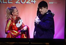 Barbara Sch&ouml;neberger und Isaak Guderian im Gespr&auml;ch, nachdem Conchita Wurst dem Espelkamper die ESC-Troph&auml;e &uuml;berreicht hatte. - Karsten Schulz