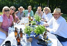 Wer sich gut unterhalten und dabei Gutes tun möchte, kann sich für das Picknick im Park des Lions Clubs Oerlinghausen einen Tisch in den Parkanlagen der Segelflugschule "kaufen". - Karin Prignitz