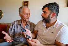 Bernd Kruppa und Yavuz Yelken &uuml;berlegen schon seit einer Woche, wo der schwarze VW Golf stehen k&ouml;nnte. - Andreas Zobe