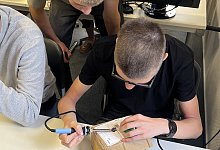 pressefoto-zwei-schuler-loten-elektronikteile-aneinander - 1 - 1 - Christlicher Schulverein Lippe