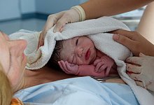 Neugeborenes Baby im Kreißsaal - picture alliance