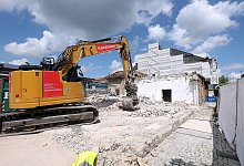 Das Ende der Ladenzeile an der oberen Bahnhofstra&szlig;e: Der Abriss neben dem Hauptbahnhof hat begonnen. - Wolfgang Rudolf