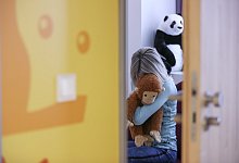 Ein Missbrauchsopfer sitzt beispielhaft in einem Raum mit mehreren Videokameras und Mikrofonen f&uuml;r eine Aufzeichnung seiner Aussage. - Jan Woitas/dpa